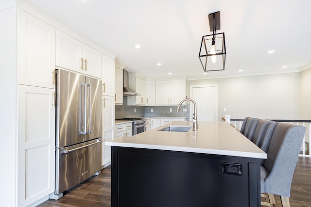 kitchen featuring crown molding, dark wood-style flooring, a sink, stainless steel appliances, and backsplash