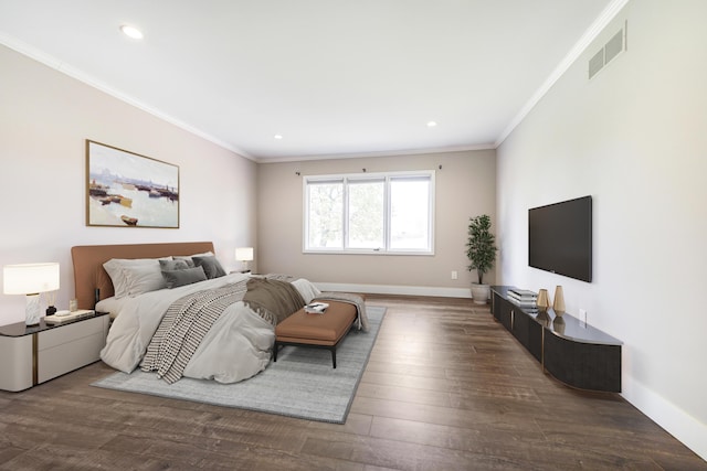 bedroom featuring recessed lighting, baseboards, visible vents, and ornamental molding