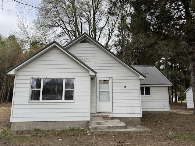 8854 E Pickard Rd, Mount Pleasant, MI 48858 - back of property with entry steps