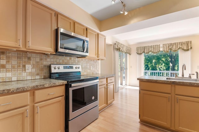 6360 Robison Ln, Saline, MI 48176 - kitchen featuring light brown cabinets, tasteful backsplash, a sink, light wood-style flooring, and appliances with stainless steel finishes