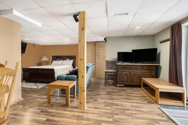 bedroom with visible vents, recessed lighting, a paneled ceiling, and light wood-type flooring