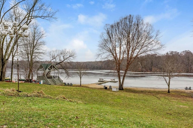 view of yard featuring a water view