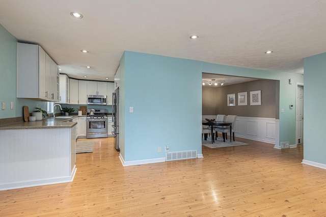kitchen featuring stainless steel appliances, visible vents, recessed lighting, and light wood finished floors
