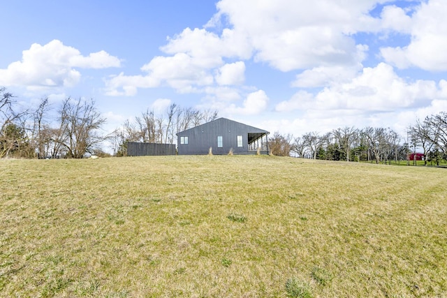 view of yard with an outbuilding