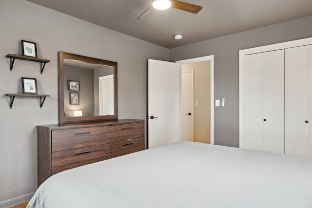 bedroom with a ceiling fan and a closet