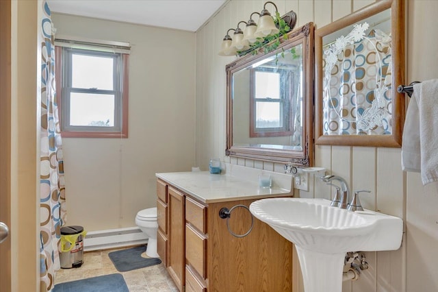 full bathroom featuring toilet, a shower with shower curtain, and a sink