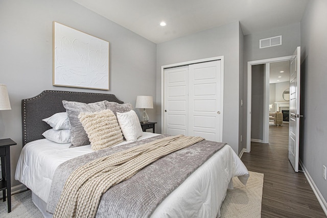 bedroom with visible vents, a closet, wood finished floors, baseboards, and recessed lighting