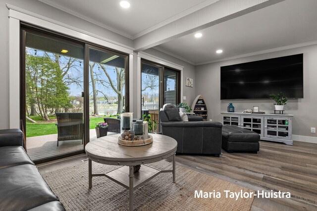 living room featuring crown molding, recessed lighting, baseboards, and wood finished floors