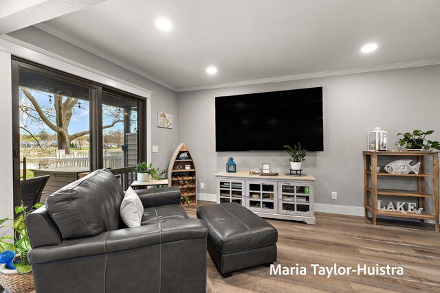 living area featuring crown molding, recessed lighting, baseboards, and wood finished floors