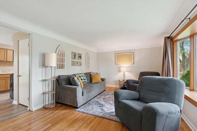 living area featuring light wood-type flooring and baseboards