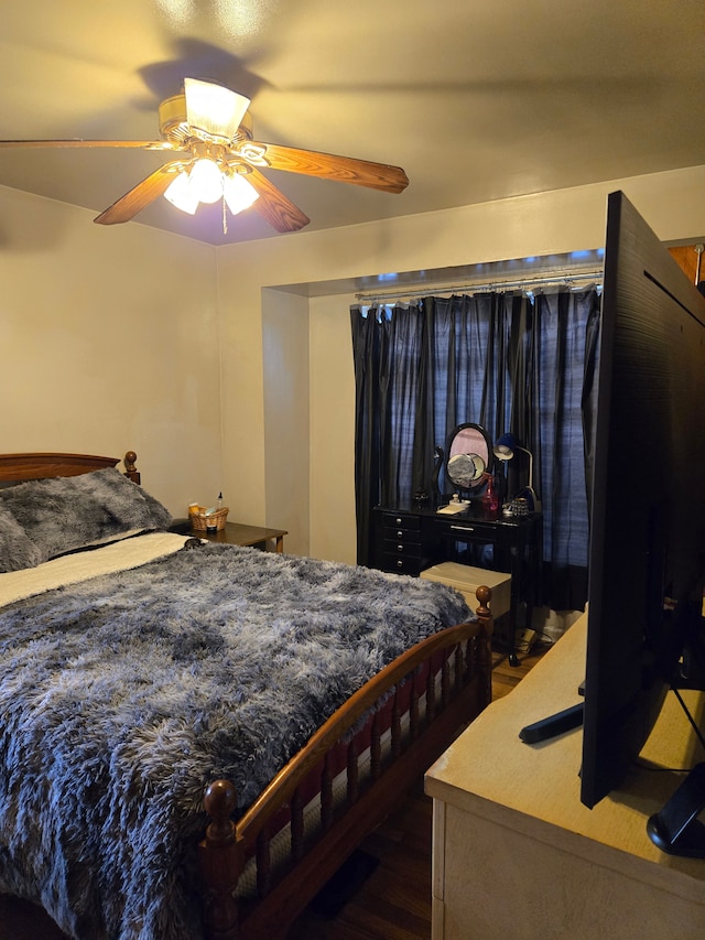 bedroom with a ceiling fan