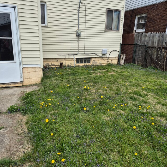 view of yard featuring fence