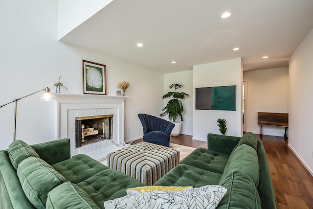living area featuring baseboards, recessed lighting, and wood finished floors