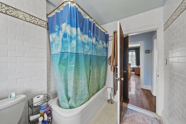 206 S Webster St, Jackson, MI 49203 - bathroom with baseboards, shower / bath combo, toilet, and tile walls