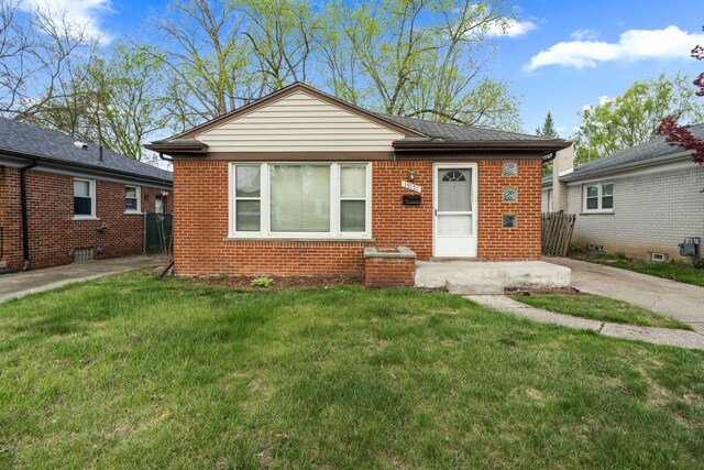 19157 Macarthur, Redford, MI 48240 - bungalow-style home featuring brick siding and a front yard