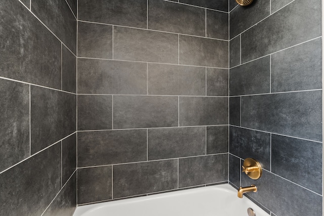 details with bathing tub / shower combination