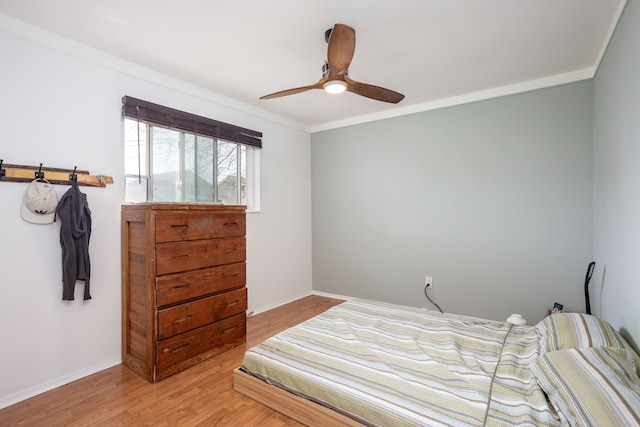 bedroom with light wood-style floors, baseboards, and ceiling fan