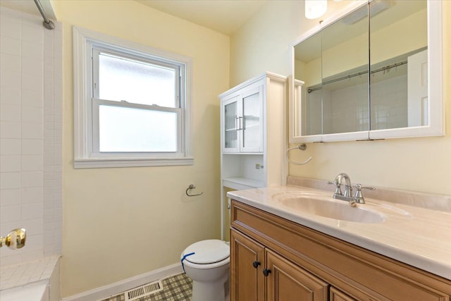 full bathroom featuring visible vents, a shower, vanity, baseboards, and toilet