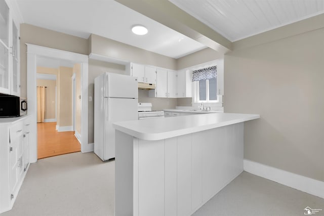 934 Smith St, Monroe, MI 48161 - kitchen featuring baseboards, a sink, a peninsula, and white appliances