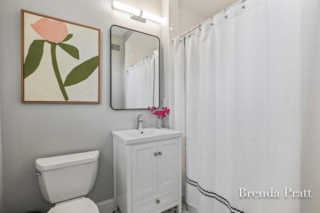 full bathroom featuring vanity, a shower with curtain, and toilet