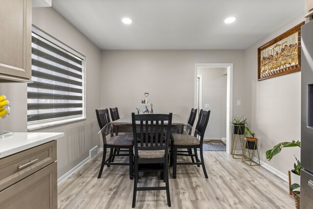 dining area featuring recessed lighting, baseboards, and light wood-style flooring