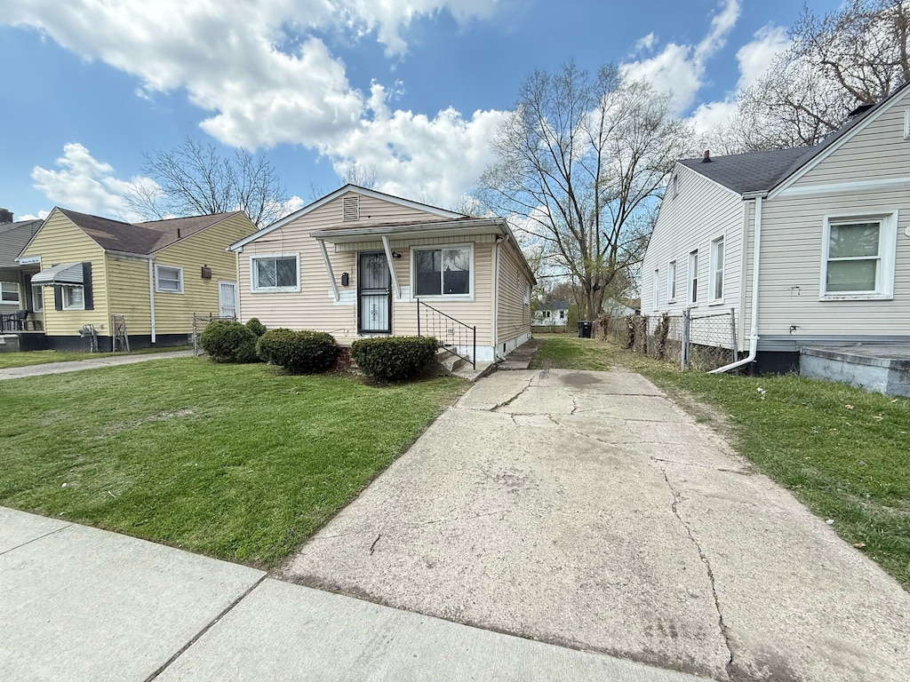 view of front of property featuring a front yard