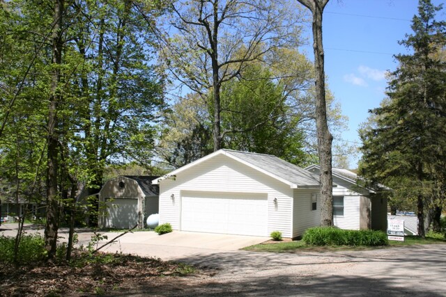 view of front facade with an attached garage and driveway