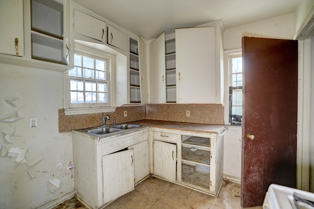 kitchen with a sink and decorative backsplash