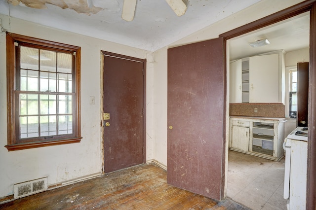 foyer with visible vents, a ceiling fan, and a healthy amount of sunlight