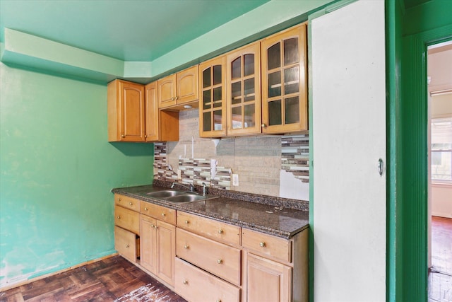 bar featuring a sink, backsplash, and baseboards