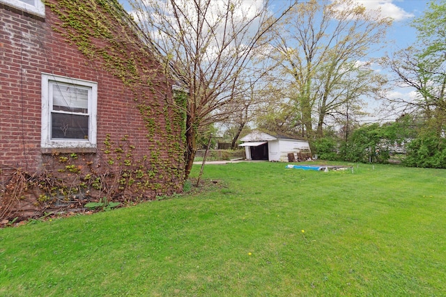 view of grassy yard featuring an outdoor structure