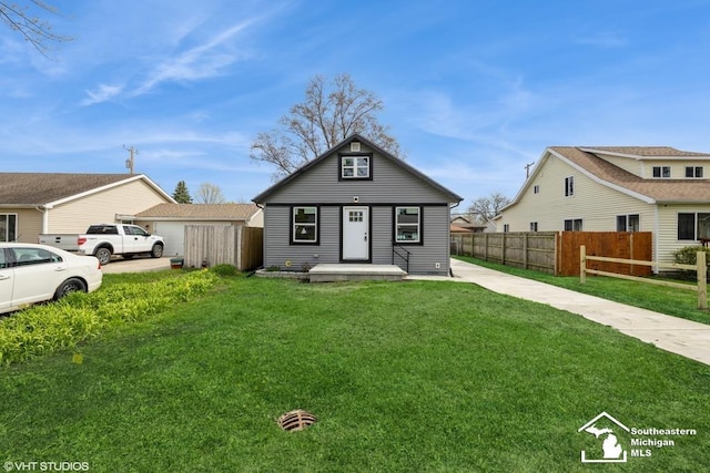 bungalow featuring fence and a front yard