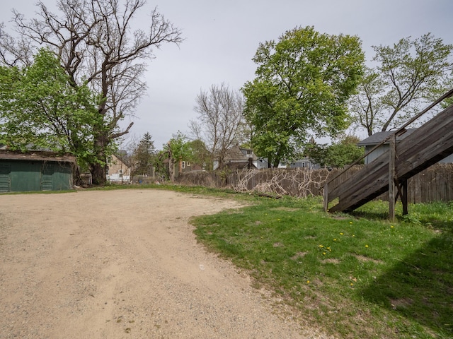 734 Mccourtie St, Kalamazoo, MI 49008 - view of yard featuring fence