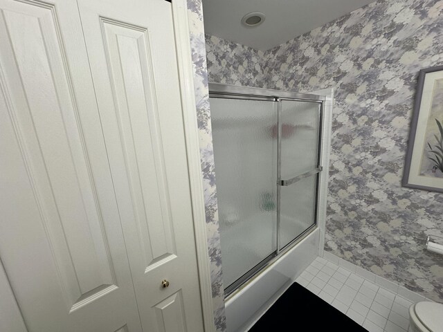 full bath with tile patterned flooring, toilet, enclosed tub / shower combo, wallpapered walls, and baseboards