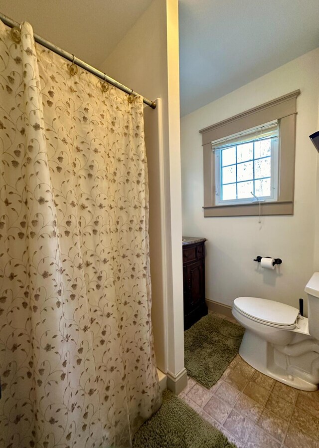full bath featuring toilet, a shower with curtain, baseboards, and vanity