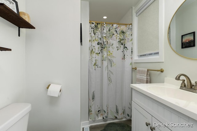 full bathroom featuring toilet, a shower with curtain, recessed lighting, and vanity