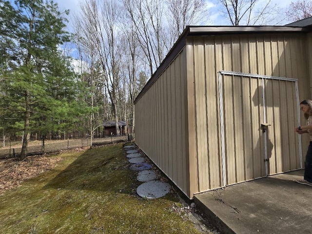 view of outdoor structure featuring an outbuilding