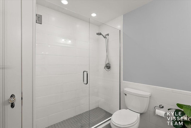 2630 Reeds Lake Ct SE, Grand Rapids, MI 49506 - full bathroom featuring toilet, a shower stall, recessed lighting, and wainscoting