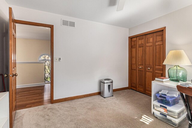 bedroom featuring carpet floors, a ceiling fan, baseboards, and visible vents