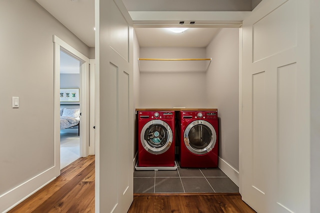 1614 Cambridge Rd, Ann Arbor, MI 48104 - laundry area with baseboards, laundry area, wood finished floors, and washing machine and clothes dryer