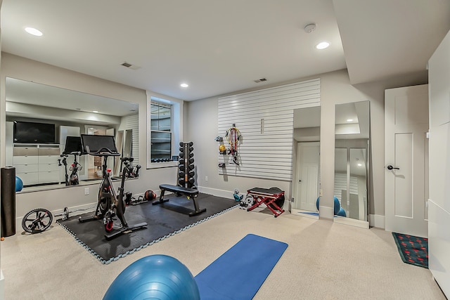 workout room with recessed lighting, baseboards, and visible vents