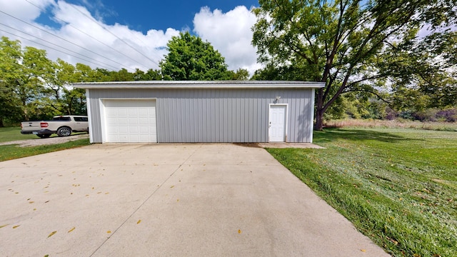 detached garage featuring concrete driveway