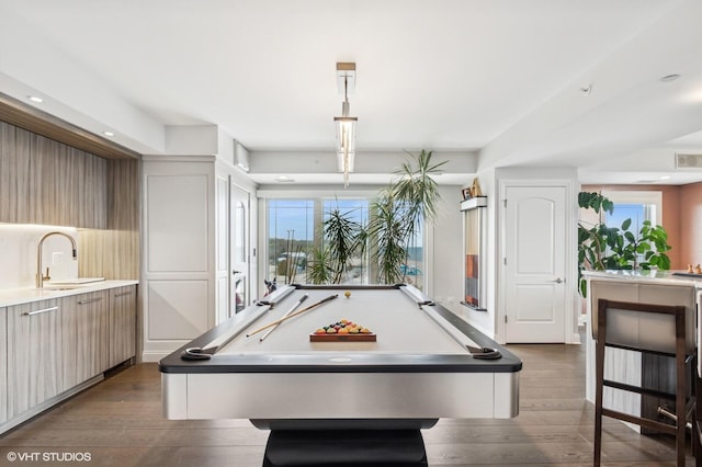 rec room with dark wood-type flooring, a sink, pool table, and recessed lighting