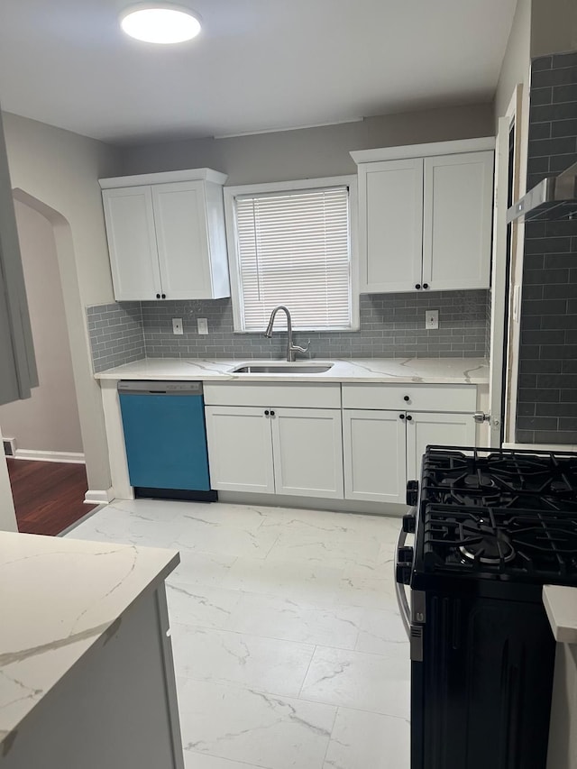 kitchen with a sink, decorative backsplash, dishwashing machine, and gas range