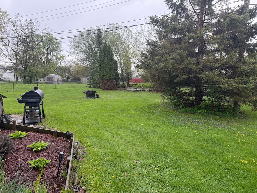 view of yard featuring a fire pit