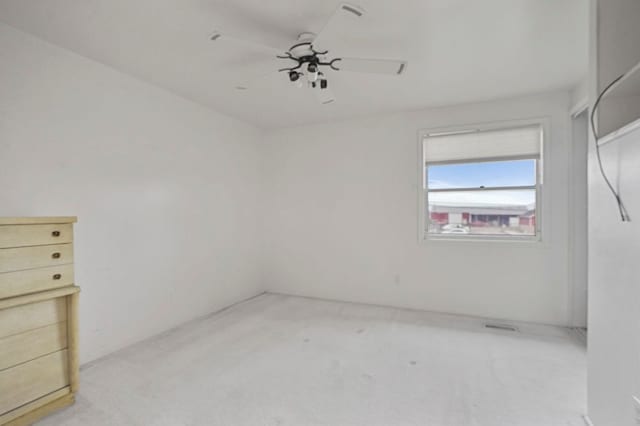 empty room featuring a ceiling fan