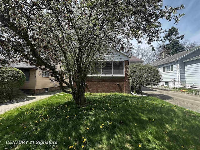 view of front of home with a front lawn