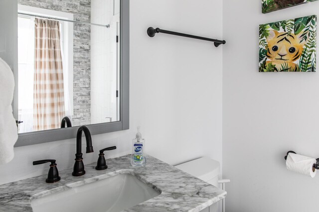full bath featuring vanity, curtained shower, and toilet
