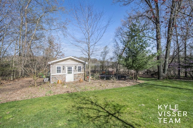 view of yard featuring an outdoor structure