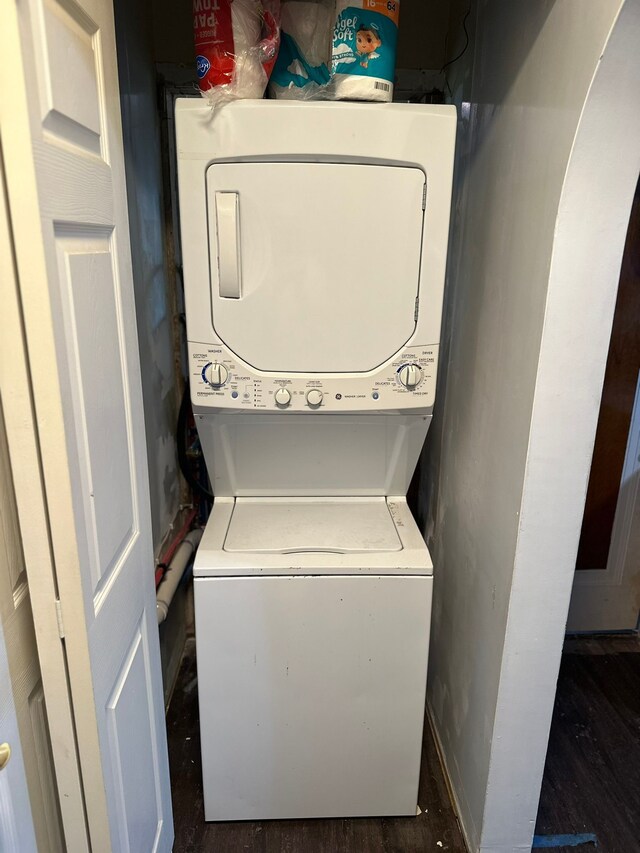washroom with laundry area and stacked washer and clothes dryer
